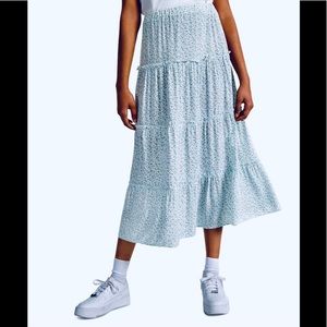 Great casual gathered floral skirt S L blue